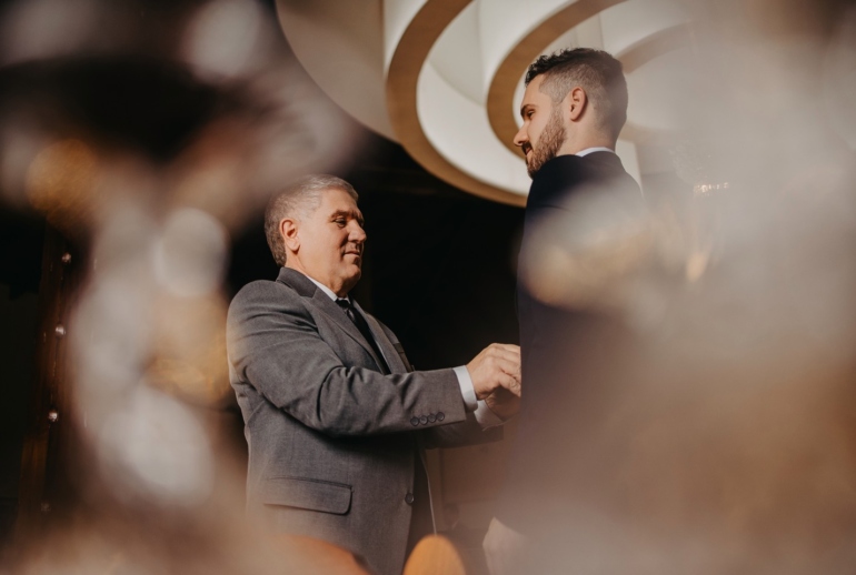 Momento Emocionante entre Pai e Filho no Casamento