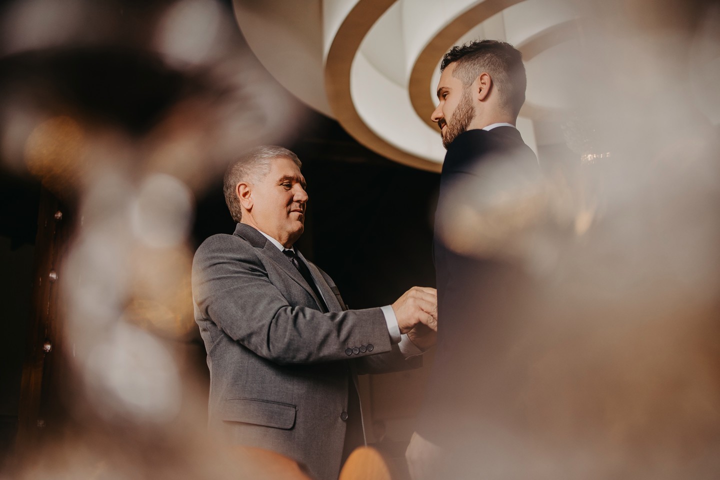 Momento Emocionante entre Pai e Filho no Casamento