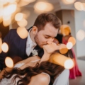 Momento Romântico de Casal em Casamento com Luzes Bokeh