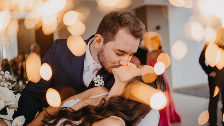 Momento Romântico de Casal em Casamento com Luzes Bokeh