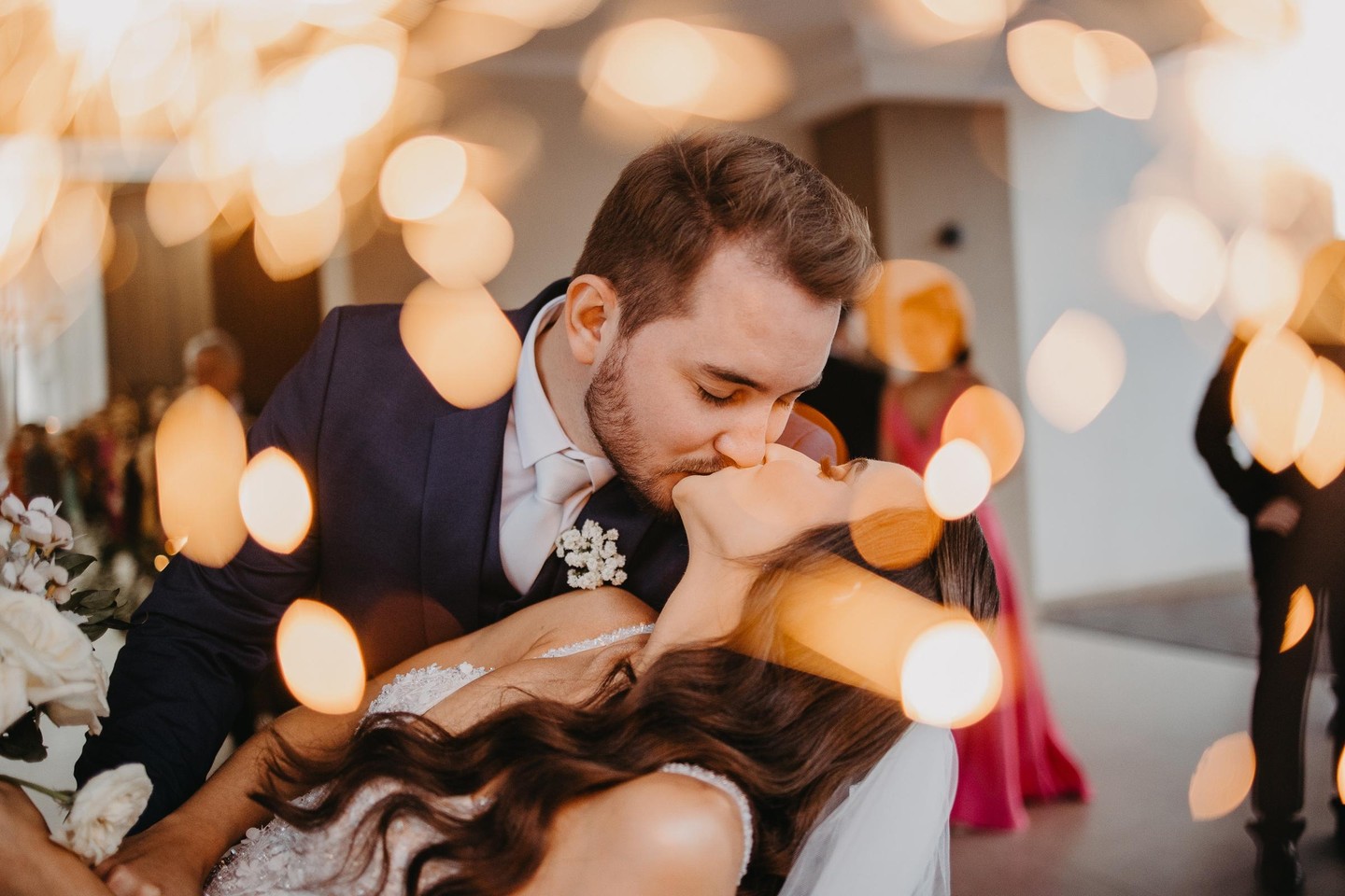 Momento Romântico de Casal em Casamento com Luzes Bokeh
