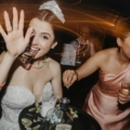 Noiva se Divertindo com Amigos em Festa de Casamento