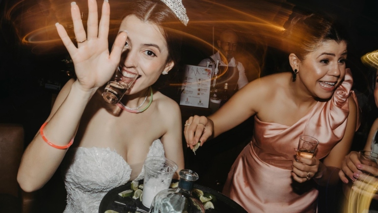 Noiva se Divertindo com Amigos em Festa de Casamento