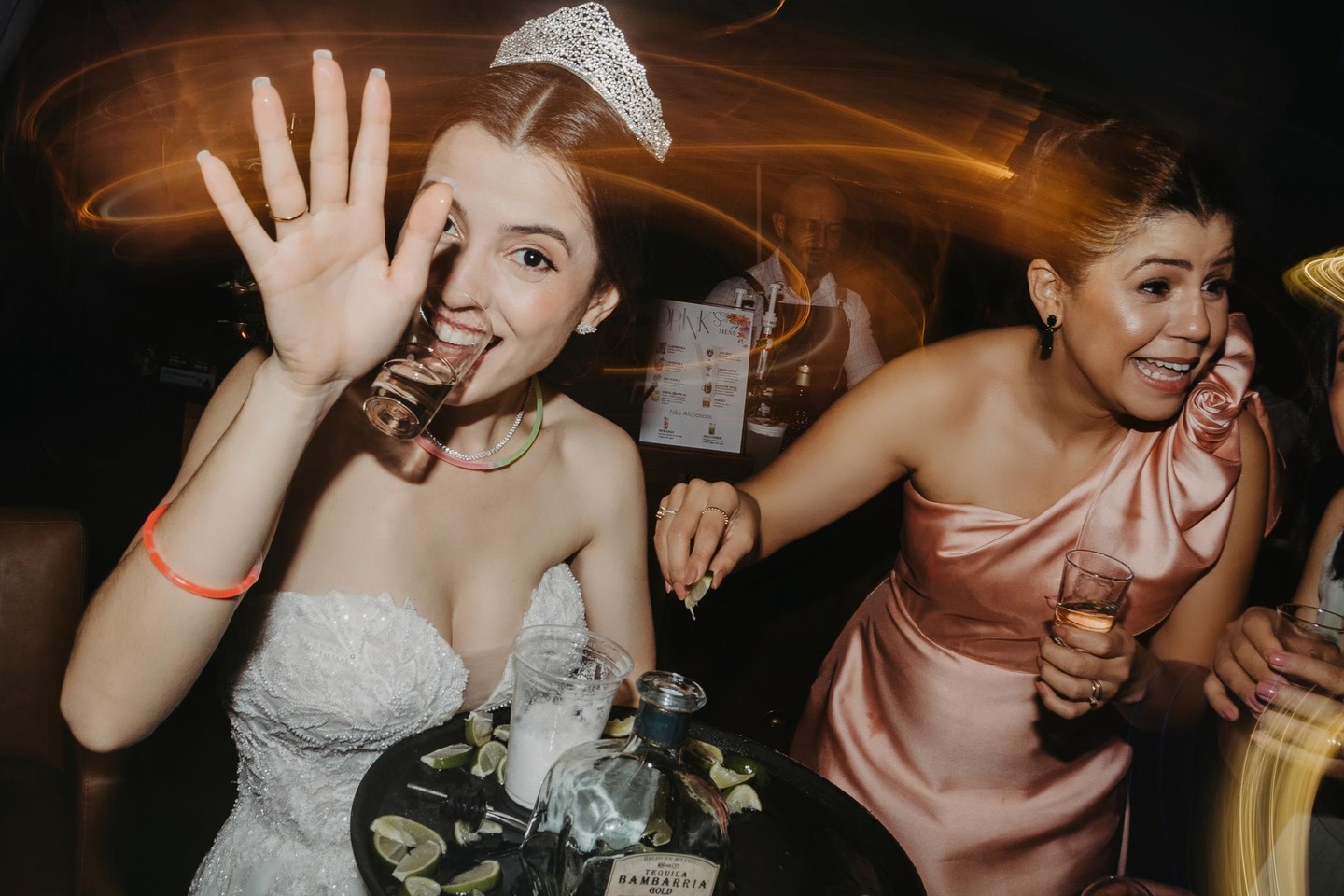 Noiva se Divertindo com Amigos em Festa de Casamento