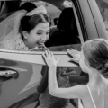 Noiva e Menina se Encontrando em Carro