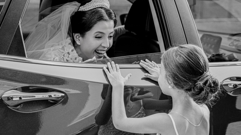 Noiva e Menina se Encontrando em Carro