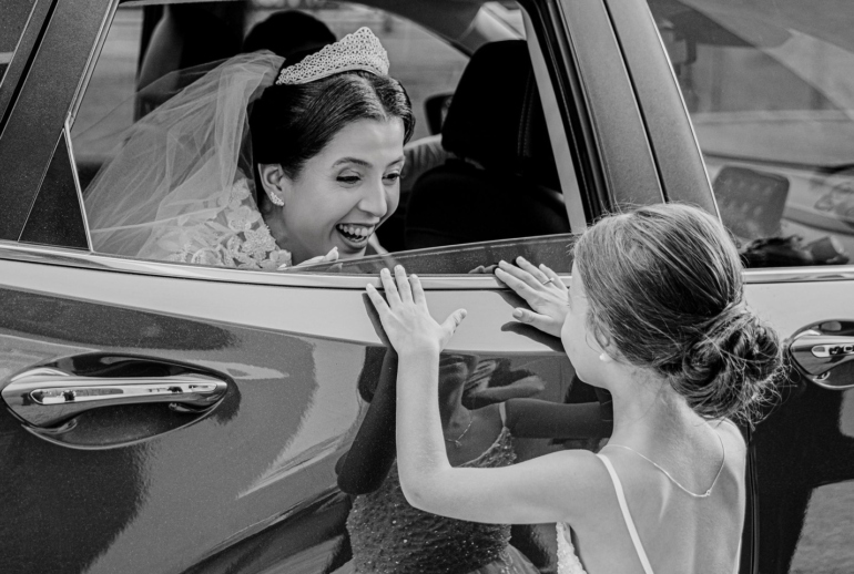 Noiva e Menina se Encontrando em Carro