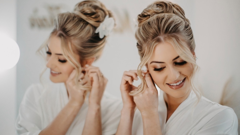 Noiva se Preparando com Elegância e Sorriso