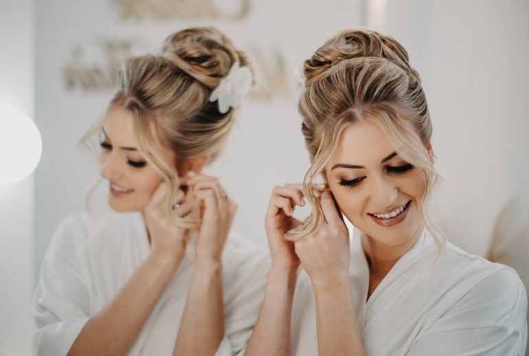 Noiva se Preparando com Elegância e Sorriso