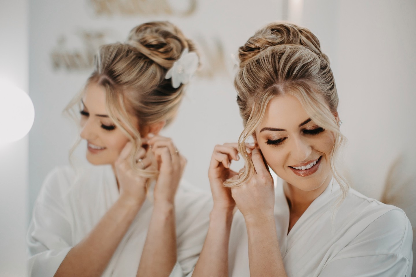 Noiva se Preparando com Elegância e Sorriso