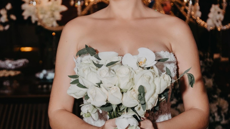 Noiva Radiante com Buquê Branco em Casamento Elegante