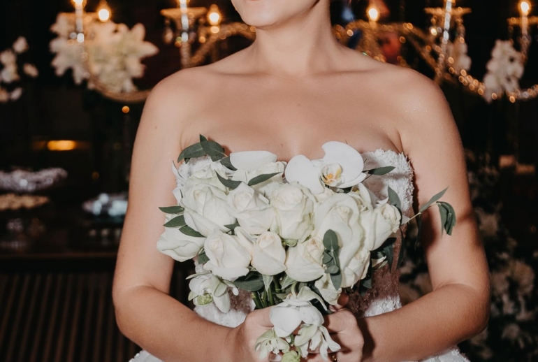 Noiva Radiante com Buquê Branco em Casamento Elegante