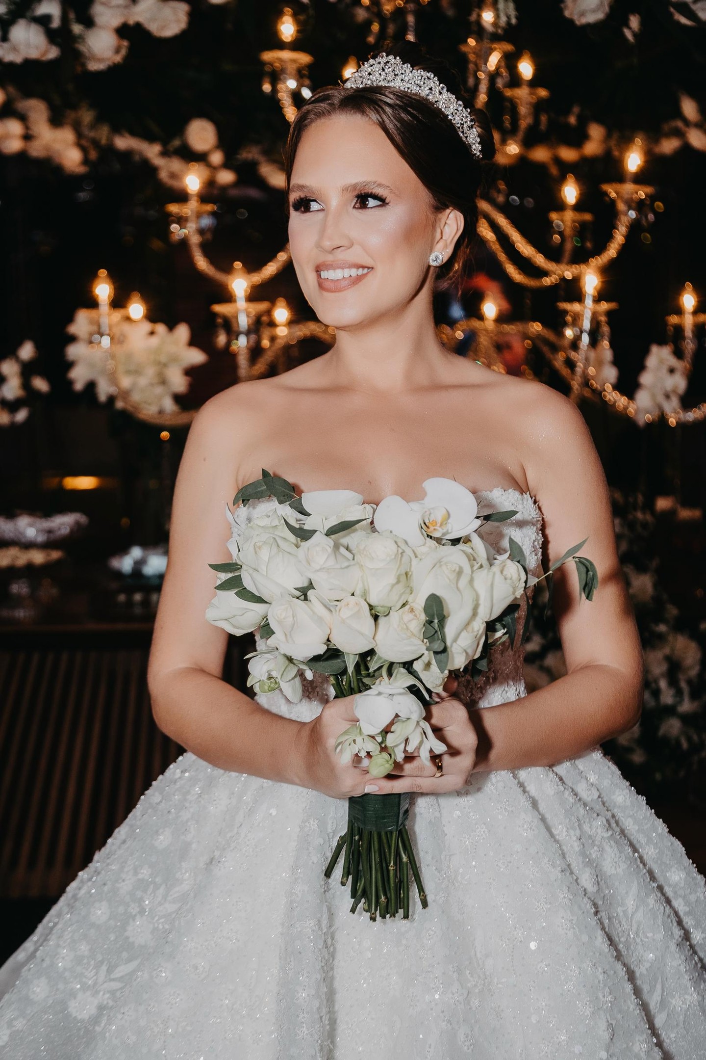 Noiva Radiante com Buquê Branco em Casamento Elegante
