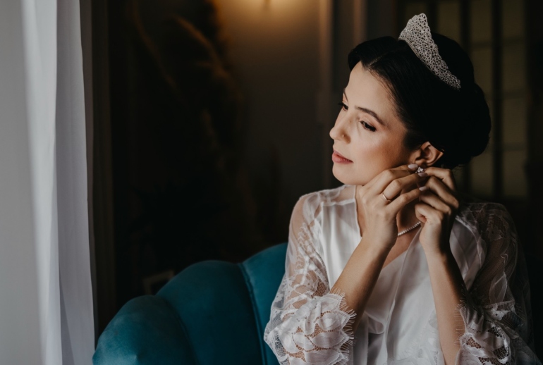 Noiva se Preparando com Detalhes Elegantes