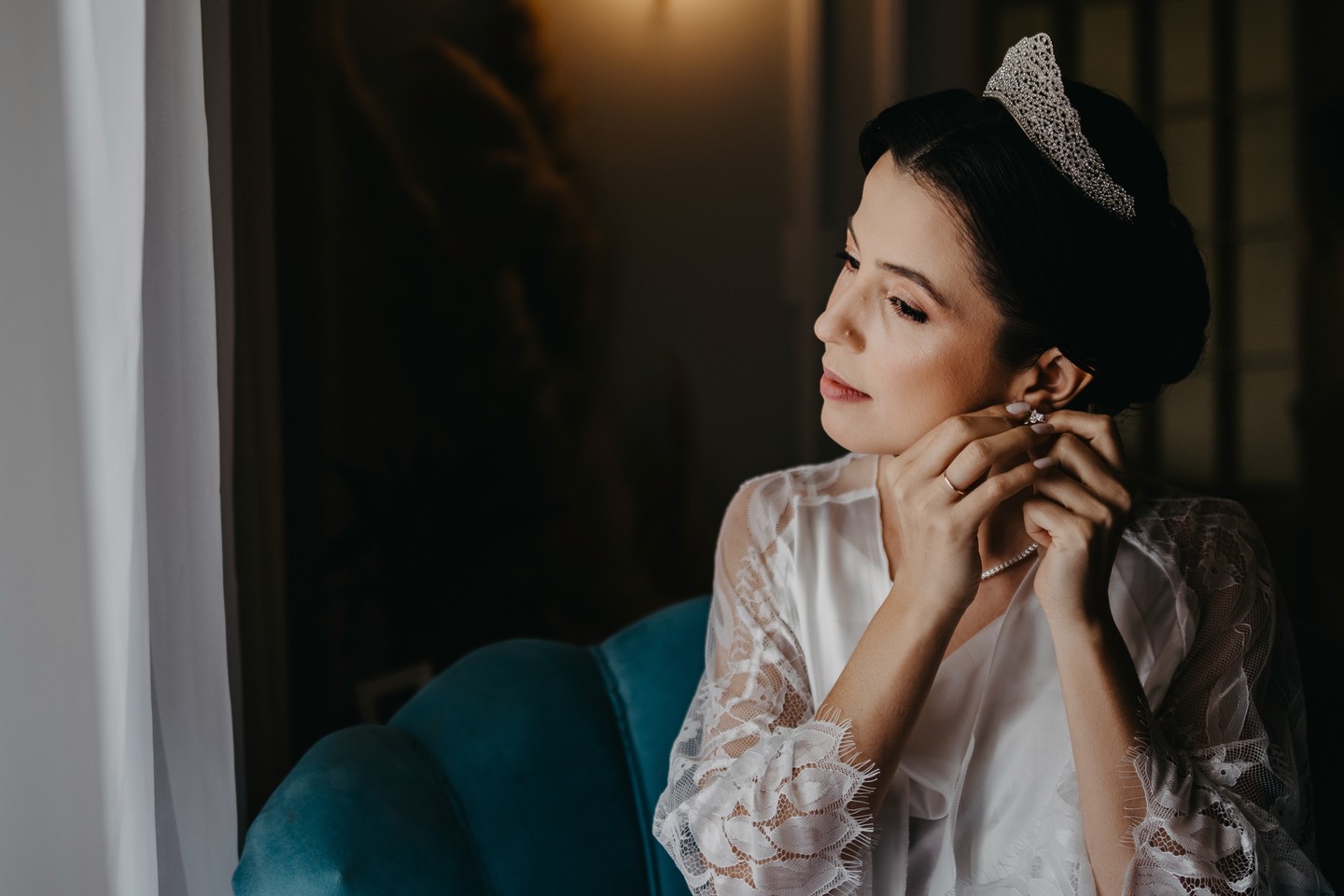 Noiva se Preparando com Detalhes Elegantes