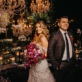 Noivos em Ambiente Elegante com Luzes e Flores