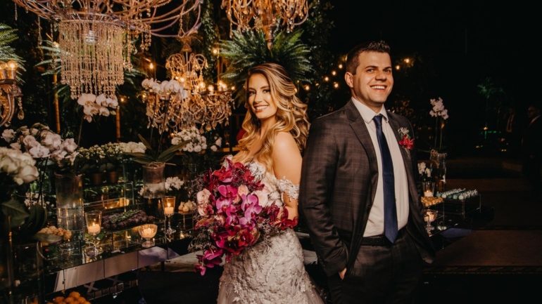 Noivos em Ambiente Elegante com Luzes e Flores