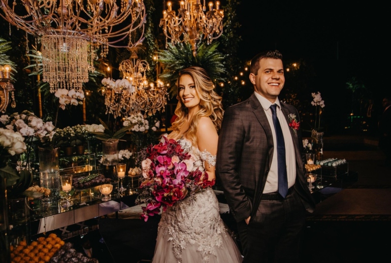 Noivos em Ambiente Elegante com Luzes e Flores