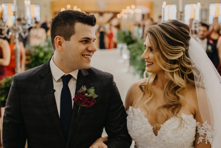 Noivos Radiantes em Cerimônia de Casamento