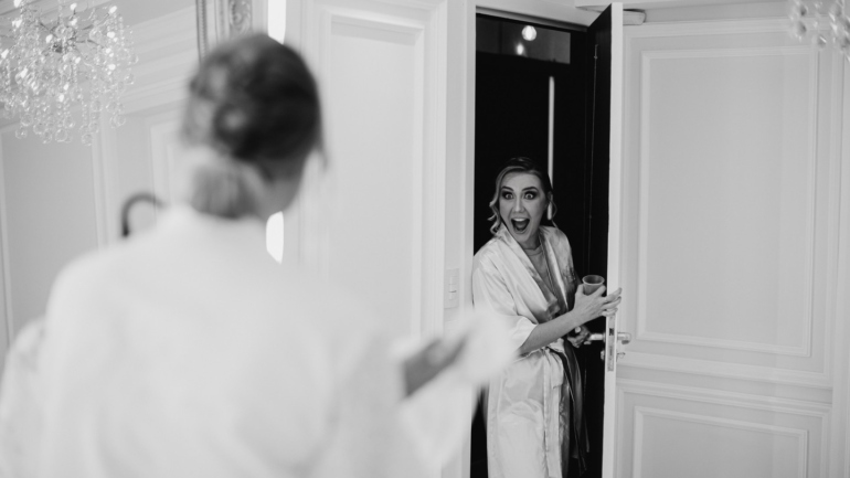 Reação da Amiga ao Ver a Noiva com o Vestido