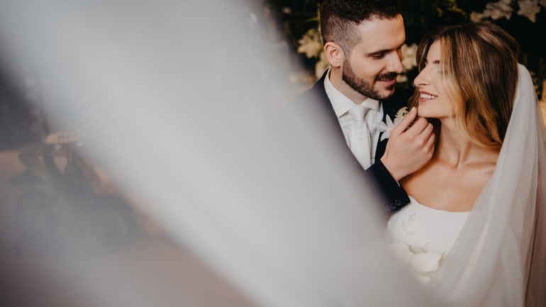 Retrato de Casal em Casamento com Flores ao Fundo