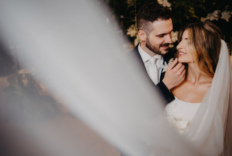 Retrato de Casal em Casamento com Flores ao Fundo