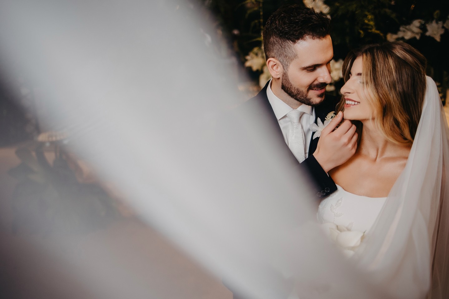 Retrato de Casal em Casamento com Flores ao Fundo