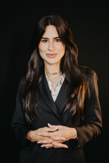 Retrato Feminino com Olhar Marcante e Elegante