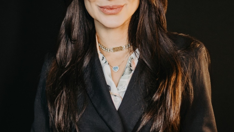 Retrato Feminino com Olhar Marcante e Elegante