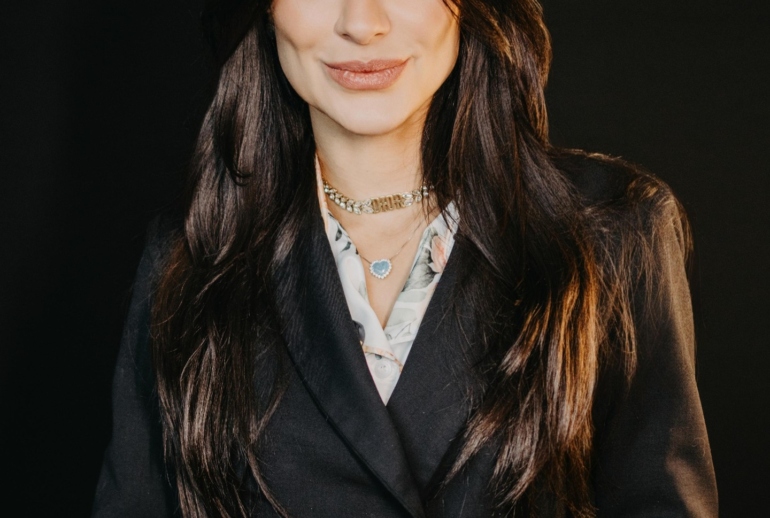 Retrato Feminino com Olhar Marcante e Elegante
