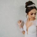Retrato Elegante de Noiva com Detalhes de Acessórios
