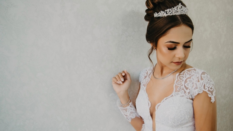 Retrato Elegante de Noiva com Detalhes de Acessórios