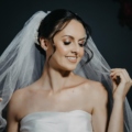 Retrato de Noiva com Sorriso Radiante e Véu