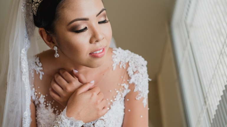 Retrato de Noiva com Sorriso e Detalhes do Vestido