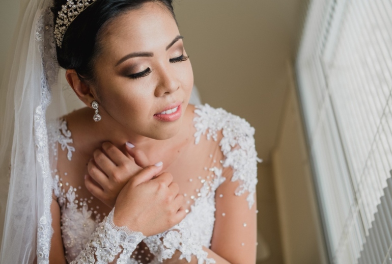 Retrato de Noiva com Sorriso e Detalhes do Vestido