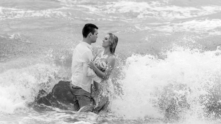 Trash the Dress: Noivos em Água do Mar