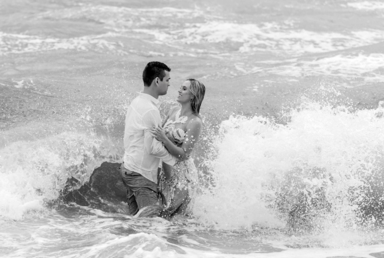 Trash the Dress: Noivos em Água do Mar